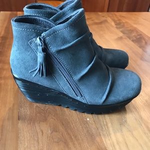 Skechers Grey Suede Boot Bootie Size 7